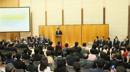 安倍总理在总理大臣官邸出席了“为了孩子的未来～国民支持运动”一周年集会。