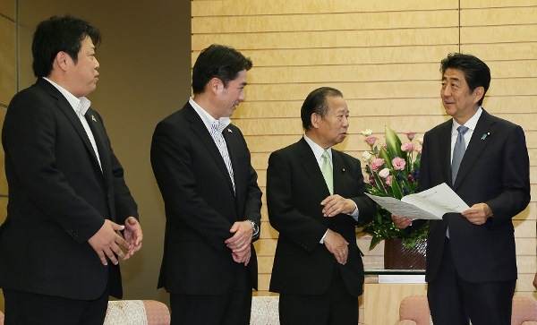 安倍总理在总理大臣官邸接受了“‘世界海啸日’高中生峰会in黑潮”相关人员的拜访。