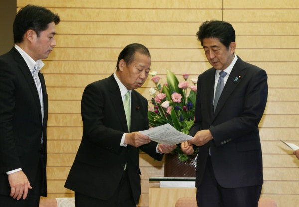 安倍总理在总理大臣官邸接受了“‘世界海啸日’高中生峰会in黑潮”相关人员的拜访。