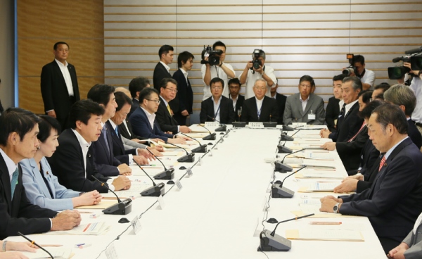 安倍总理在总理大臣官邸召开了第13次宇宙开发战略本部会议。