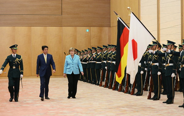 安倍总理在总理大臣官邸与德意志联邦共和国总理安格拉・默克尔举行了首脑会谈等。