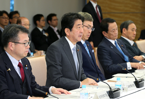 安倍总理在总理大臣官邸召开了2017年第10次经济财政咨询会议・第10次未来投资会议联合会议。