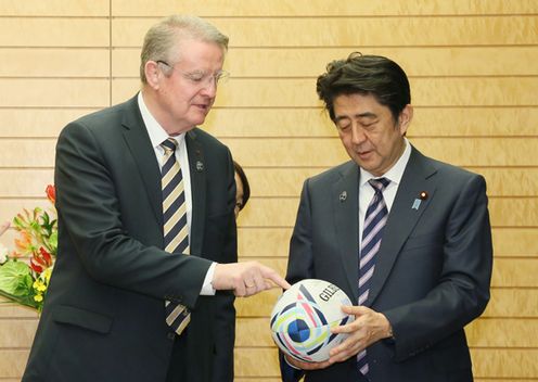 2015年11月9日，安倍总理在总理大臣官邸接受了世界橄榄球主席贝尔纳·拉帕塞的拜会。