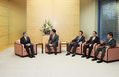 2018年4月9日，在日本银行总裁黑田东彦连任之际，安倍总理在总理大臣官邸与其举行了会谈。