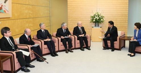 安倍总理在总理大臣官邸接收了诺贝尔奖获得者递交的提议书。