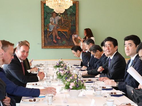 安倍总理访问了瑞典王国的斯德哥尔摩，并与斯特凡·勒文首相出席了晚宴。