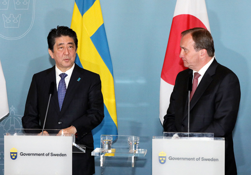 安倍总理访问了瑞典王国的斯德哥尔摩，并与斯特凡·勒文首相出席了晚宴。