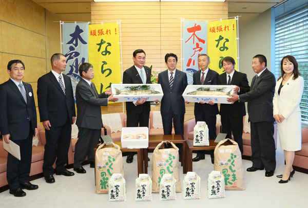 安倍总理在总理大臣官邸接受了福岛县楢叶町赠送的鲑鱼及大米。