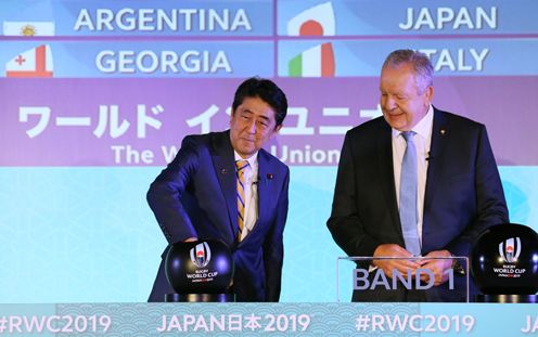 安倍总理出席了在京都迎宾馆举行的2019年橄榄球世界杯赛分组抽签仪式。