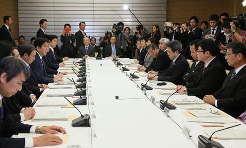 安倍总理在总理大臣官邸召开了第12次复兴推进会议及第36次原子能灾害对策本部会议的联合会议。