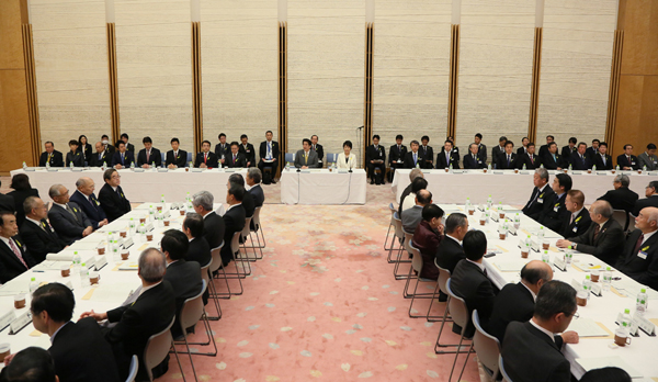 安倍总理在总理大臣官邸出席了第65次“让社会更美好运动”（预防犯罪、创建安心安全社会等）中央推进委员会会议。