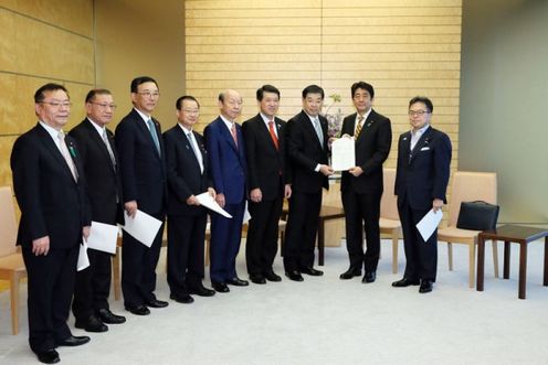 安倍总理在总理大臣官邸接受了海洋能源资源开发促进日本海联合会提出的“有关促进日本海侧的海洋能源资源开发的要求”。