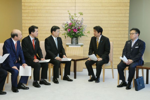 安倍总理在总理大臣官邸接受了海洋能源资源开发促进日本海联合会提出的“有关促进日本海侧的海洋能源资源开发的要求”。