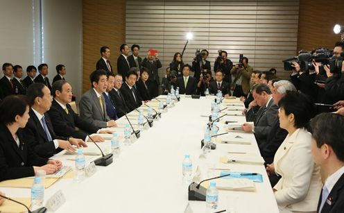 安倍总理在总理大臣官邸召开了第16次日本经济再生本部会议。