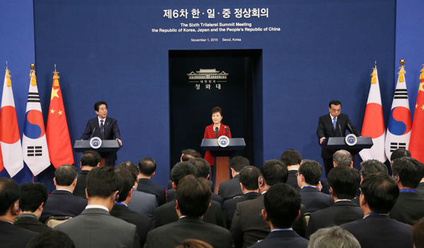 安倍总理出席了在大韩民国的首尔召开的第6届日中韩峰会等。