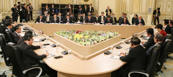 安倍总理出席了在大韩民国的首尔召开的第6届日中韩峰会等。
