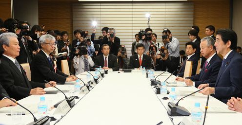 安倍总理在总理大臣官邸召开了2015年第19次经济财政咨询会议。