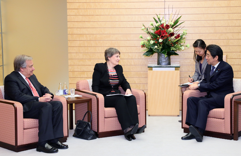 安倍总理在总理大臣官邸接受了联合国开发计划署(UNDP)署长海伦•克拉克及联合国难民事务高级专员公署(UNHCR)高级专员安东尼奥•古特雷斯的拜会。