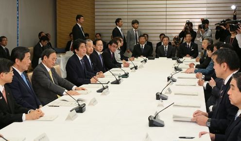 安倍总理在总理大臣官邸召开了第2次跨太平洋伙伴关系协议（TPP）综合对策本部会议。