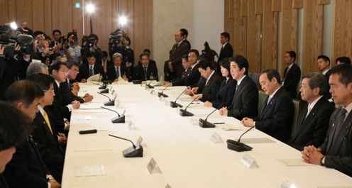 安倍总理在总理大臣官邸召开了地球温暖化对策推进本部会议。