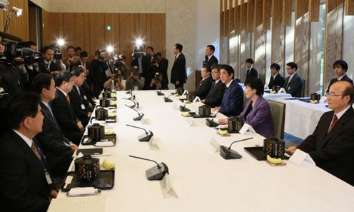 安倍总理在总理大臣官邸出席了与地方六团体的恳谈会。