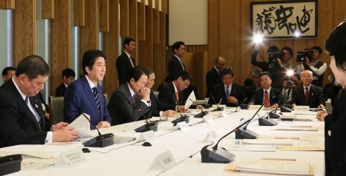 安倍总理在总理大臣官邸召开了第17次国家战略特别区域咨询会议。