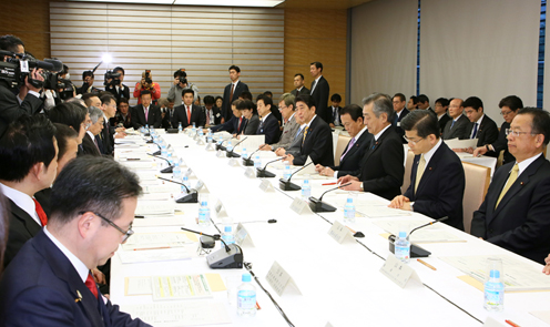 安倍总理在总理大臣官邸召开了第37次中央防灾会议。