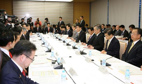 安倍总理在总理大臣官邸召开了第37次中央防灾会议。