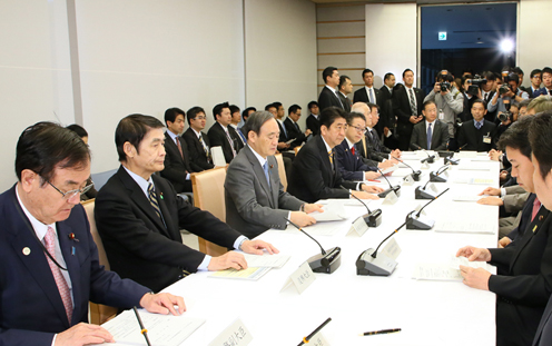 安倍总理在总理大臣官邸出席了第1次可再生能源与氢能等相关阁僚会议