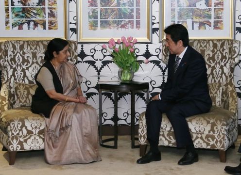 安倍总理访问了印度的德里。