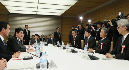 安倍总理在总理大臣官邸召开了2015年第3次经济财政咨询会议。