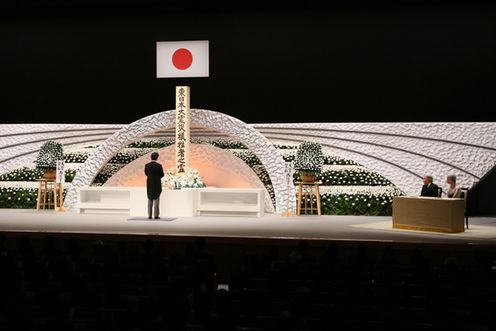 在天皇和皇后两位陛下的莅临之下，安倍总理出席了在东京都内举行的“东日本大地震四周年追悼仪式”。