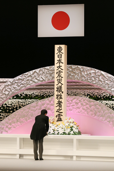 在天皇和皇后两位陛下的莅临之下，安倍总理出席了在东京都内举行的“东日本大地震四周年追悼仪式”。