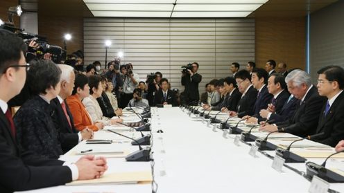 安倍总理在总理大臣官邸出席了第47次男女共同参与会议。