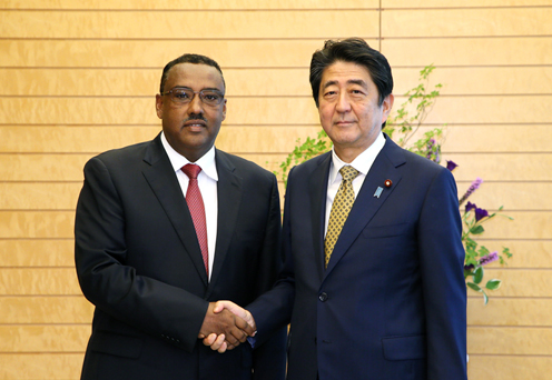 安倍总理在总理大臣官邸接受了埃塞俄比亚联邦民主共和国副总理德梅克·梅孔嫩的拜会。