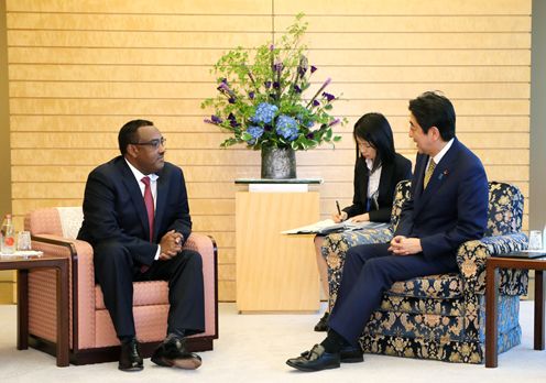 安倍总理在总理大臣官邸接受了埃塞俄比亚联邦民主共和国副总理德梅克·梅孔嫩的拜会。