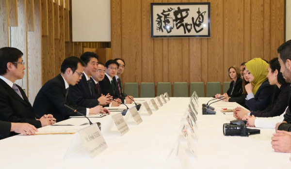 安倍总理在总理大臣官邸接受了“中东和平项目 in 静冈”相关人员的拜会。