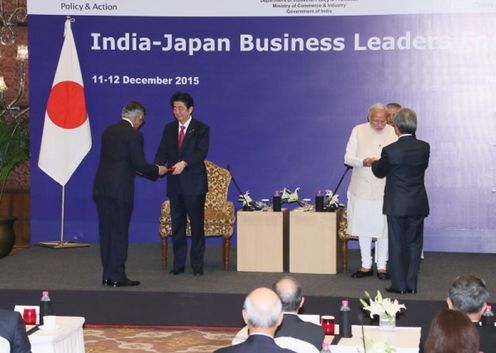 安倍总理访问了印度的德里与瓦拉纳西。