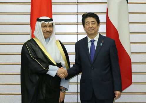 安倍总理在总理大臣官邸与科威特国首相谢赫·贾比尔·穆巴拉克·哈马德·萨巴赫举行了首脑会谈等。
