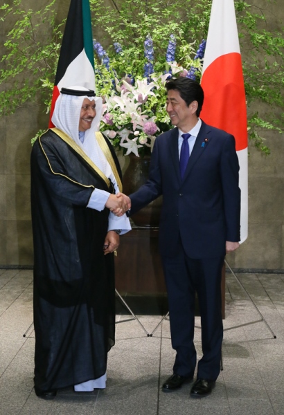 安倍总理在总理大臣官邸与科威特国首相谢赫·贾比尔·穆巴拉克·哈马德·萨巴赫举行了首脑会谈等。