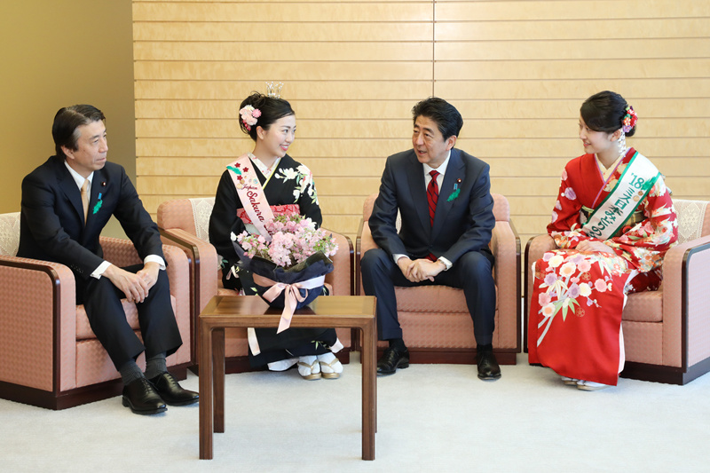 作为绿色羽毛佩带活动（国土绿化运动）的一环，安倍总理在总理大臣官邸接受了日本小姐绿色女神和日本樱花女王等的拜访。