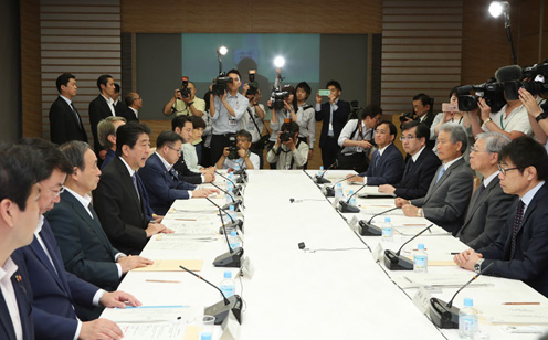 安倍总理在总理大臣官邸召开了第8次未来投资会议。