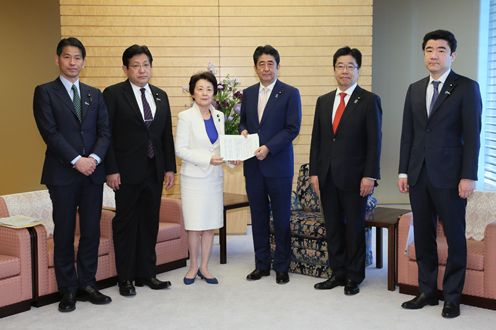 安倍总理在总理大臣官邸接受了自由民主党“北朝鲜绑架问题对策本部”的要求。