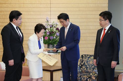 安倍总理在总理大臣官邸接受了自由民主党“北朝鲜绑架问题对策本部”的要求。