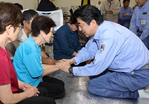 安倍总理为了视察第3号台风以及梅雨锋造成的暴雨灾害状况，访问了大分县及福冈县。