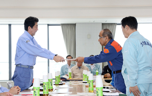 安倍总理为了视察第3号台风以及梅雨锋造成的暴雨灾害状况，访问了大分县及福冈县。