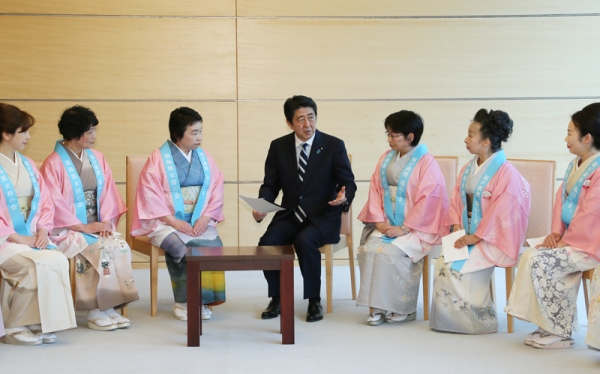 安倍总理在总理大臣官邸接受了福岛县旅馆宾馆生活卫生同业组合老板娘之会的拜访。