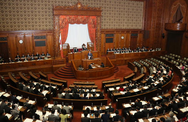 安倍总理在众议院及参议院全体会议上发表了第189届国会施政方针演说。