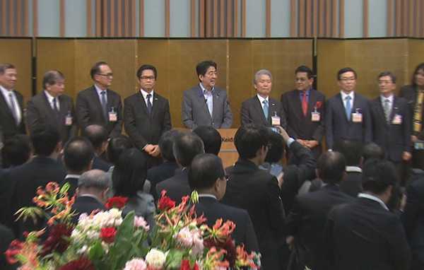 安倍总理出席了在东京都内举行的第6次亚洲商务峰会招待会。