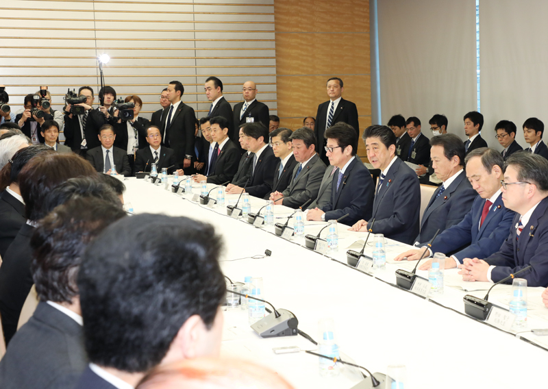 安倍总理在总理大臣官邸召开了知识产权战略本部・犯罪对策阁僚会议。